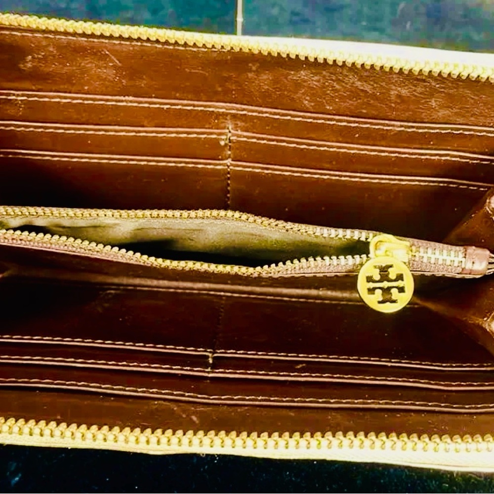 Tory Burch Metallic Gold Croc-Embossed Wallet, Excellent Condition - Picture 4 of 4